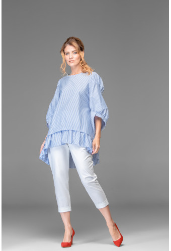 Блуза голубая с воланом