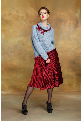 Свитер голубой с отделкой "бургунди"